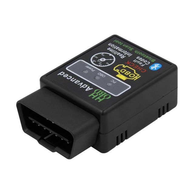 Czarny interfejs diagnostyczny ELM327 Bluetooth pokazany pod kątem, z 16-pinowym złączem OBD2 na pierwszym planie